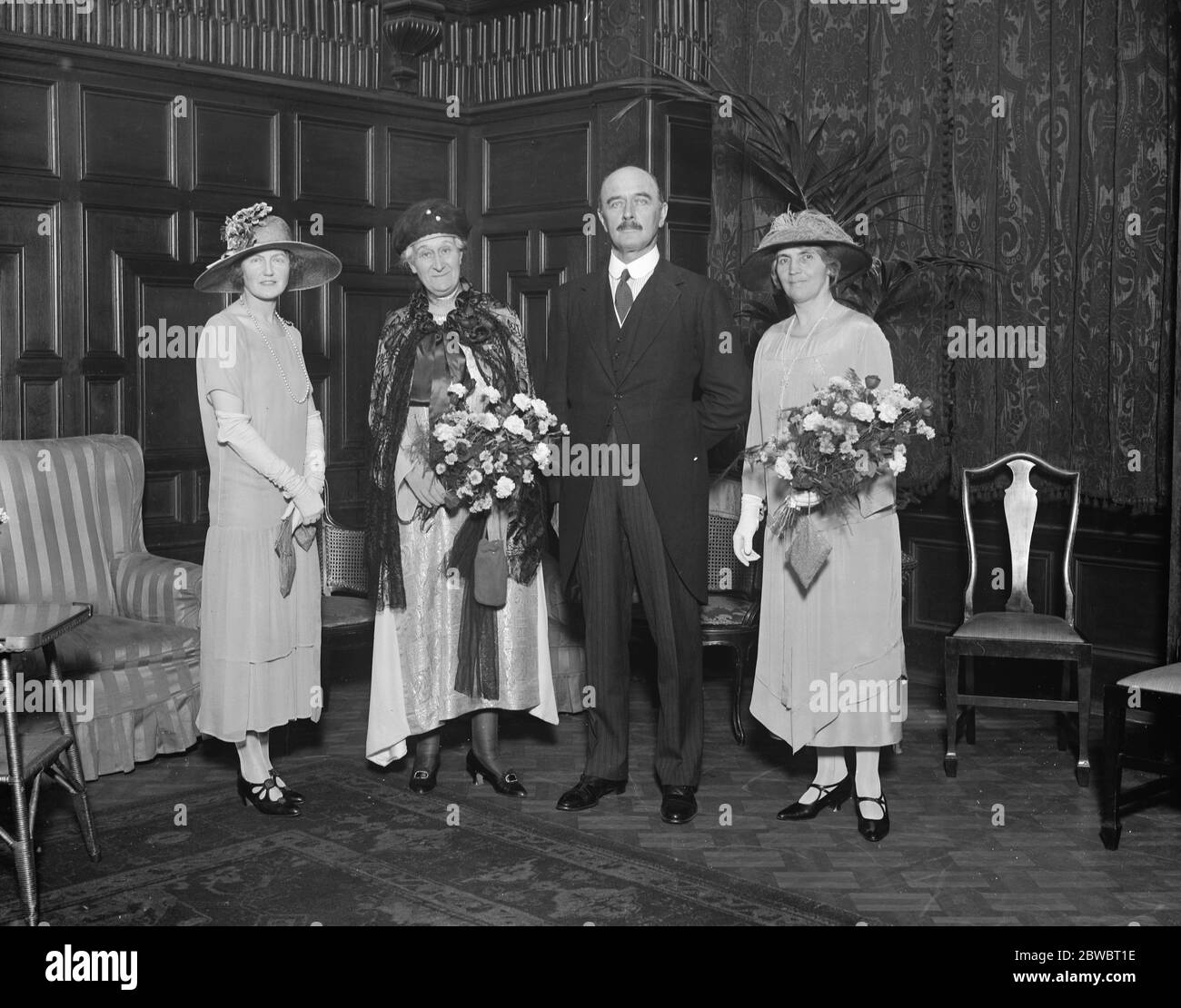 Mother of the British army in France  entertained in London . Field Marshal Viscount Allenby presided at a luncheon at the Hotel Cecil in honour of Baroness de la Grange ,  Mother of the British Army in France  . Left to right : Marchioness of Titchfield , Baroness de la Grange , Viscount Allenby and Lady Allenby . 14 July 1925 Stock Photo