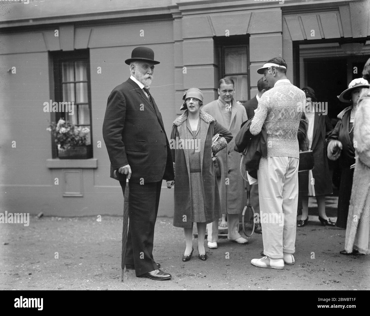 King and Queen of Portugal at exhibition tennis . Lord D ' Abernon , Vincent Richards and Mrs Vincent Richards at Lady Wavertree exhibition tennis at Sussex Lodge , Regents Park . 5 July 1926 Stock Photo