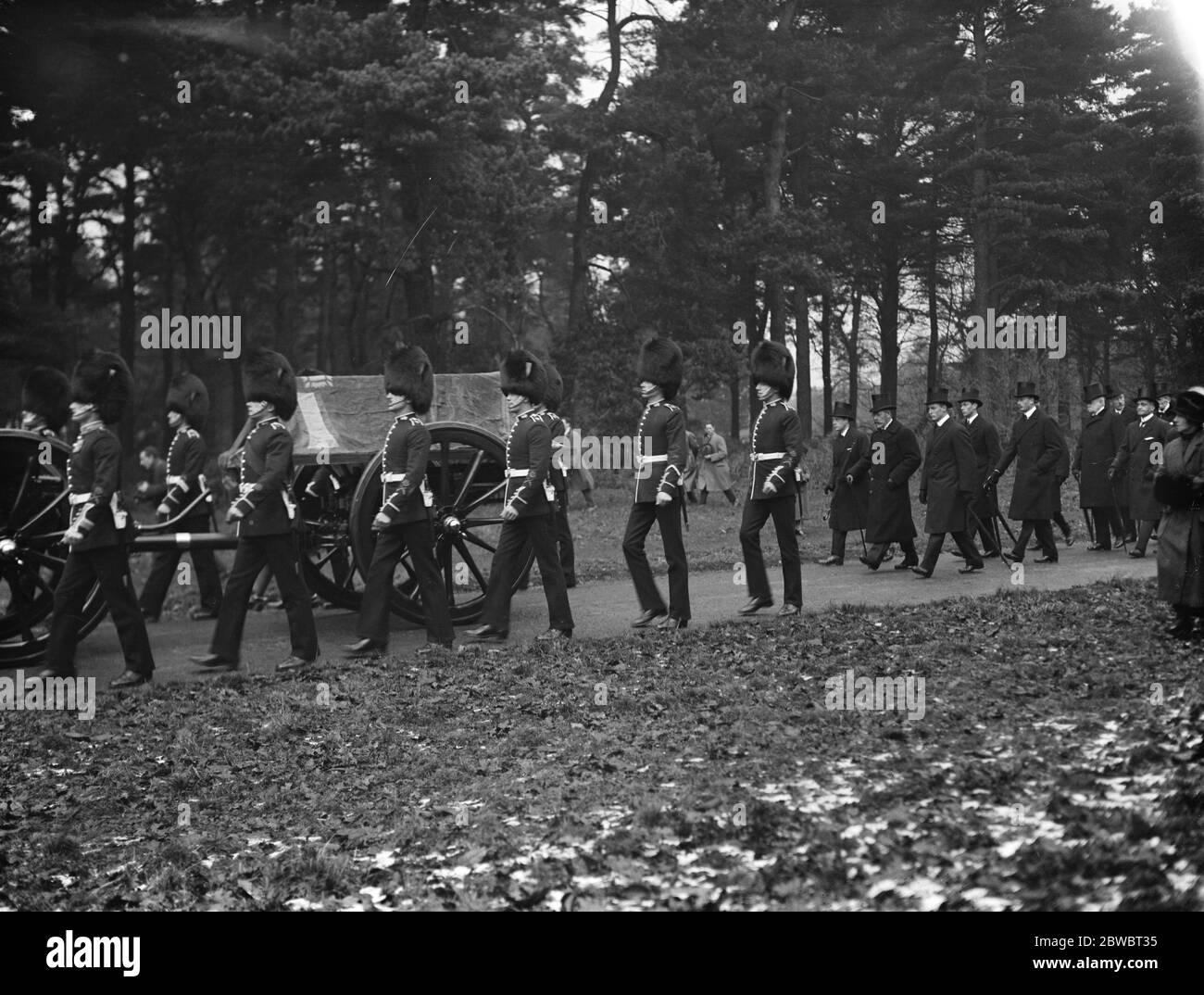 Royal funeral scene at Sandringham . The coffinand the Royal mourners on the way to Wolferton Station . 26 November 1925 Stock Photo