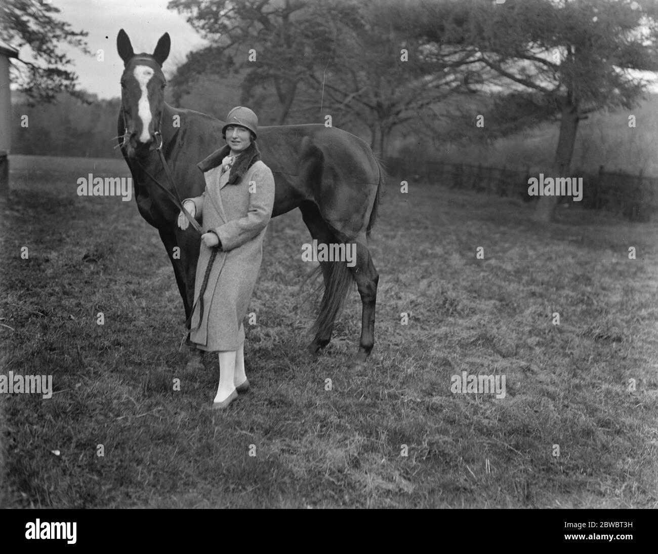 Mrs Cohen , wife of Major J B Brunel Cohen , MP , buys the racehorse  Hideaway  . 16 April 1925 Stock Photo