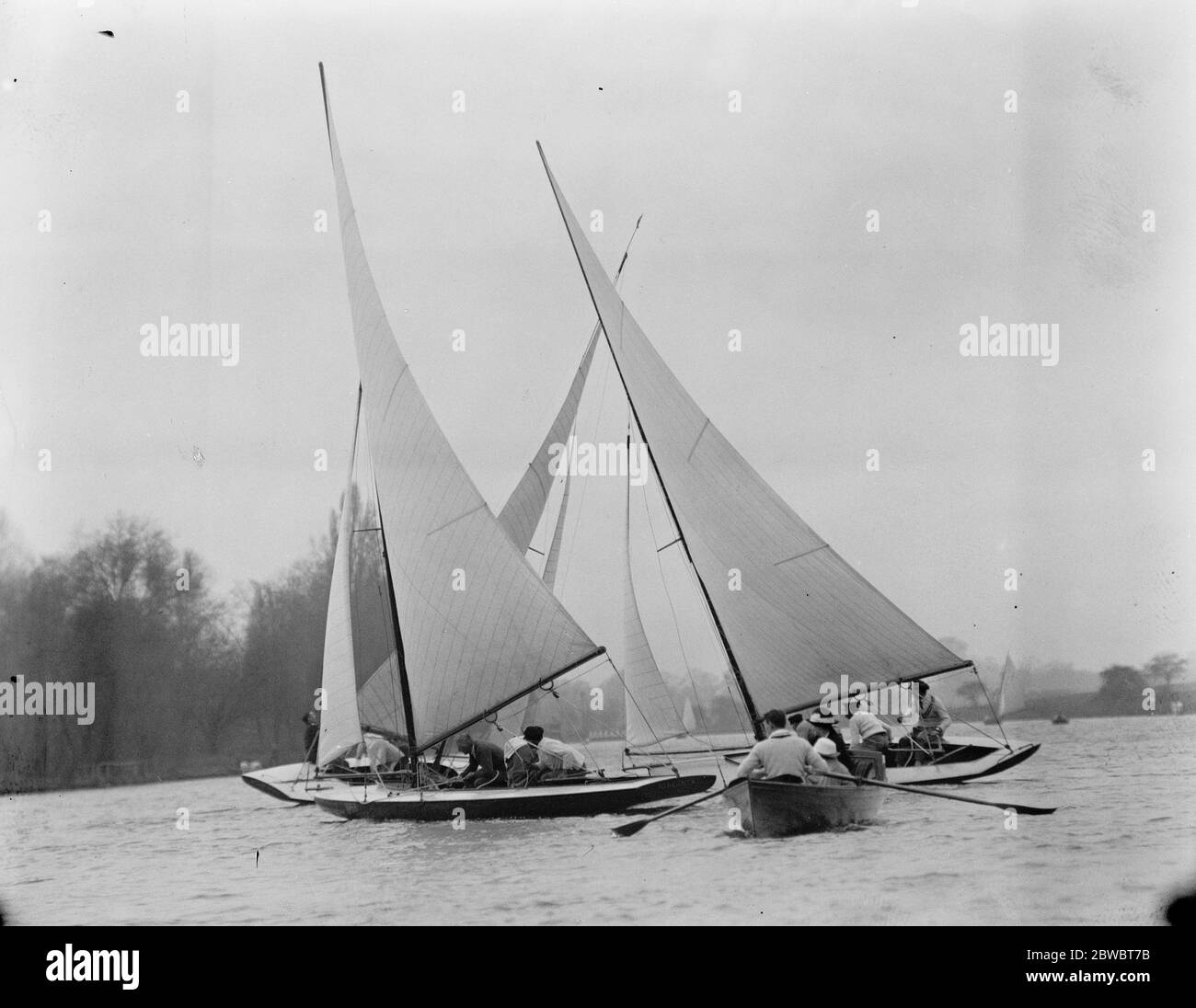 Tamesis clue hold their annual regatta at Teddington . One of the races in progress . 19 April 1924 Stock Photo