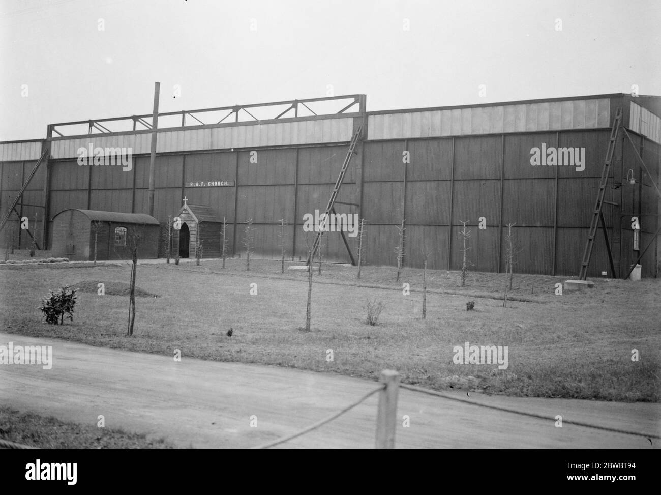 Where the  sky pilots  are made . Air Commodore Steel paid a visit of inspection to the RAF Cadet College at Cranwell , Lincolnshire . 19 December 1923 Stock Photo