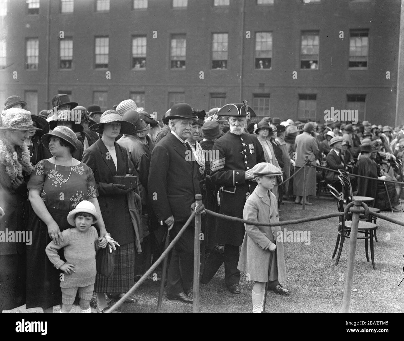 Oak apple day inspection at Royal Chelsea Hospital . Lt General Sir William Pulteney Pulteney , KCB , carried out the Oak Apple Day Inspection at the Royal Chelsea Hospital . The Earl of Southwark in the enclosure with a veteran . 30 May 1924 Stock Photo