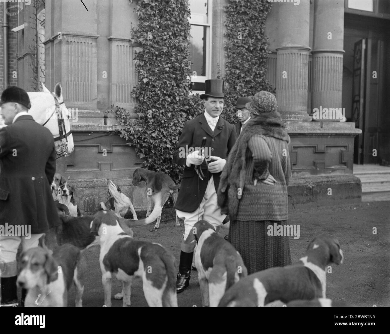 Garth Hunt meet at Easthampstead Park , Marquess of Downshire 's Country seat . The Marquess of Downshire chatting with Miss Peel . 10 January 1925 Stock Photo