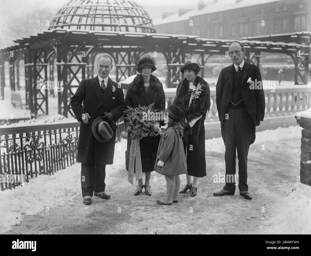 Lord Irwin presented with freedom of Harrogate . Left to right Mayor of Harrogate , Lord Irwin , the Lady Mayoress , Lord Irwin and Miss Elizabeth Walker who presented a bouquet to Lady Irwin . 16 January 1926 Stock Photo