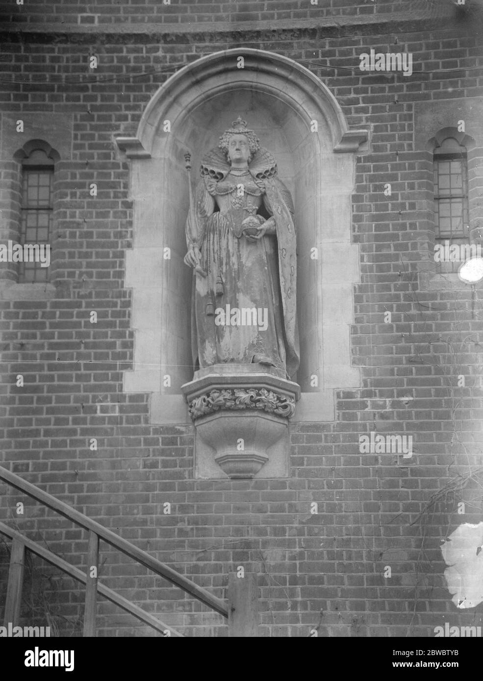 Statue of Queen Elizabeth on Tower of Harrow school speech room . Lord George Hamilton and his brothers have presented to Harrow School a statue of Queen Elizabeth , which has been placed on the tower of the Speech Room , in memory of the late lord Claud Hamilton . The statue effectively placed in a decorative niche of the Tower . 13 November 1925 Stock Photo