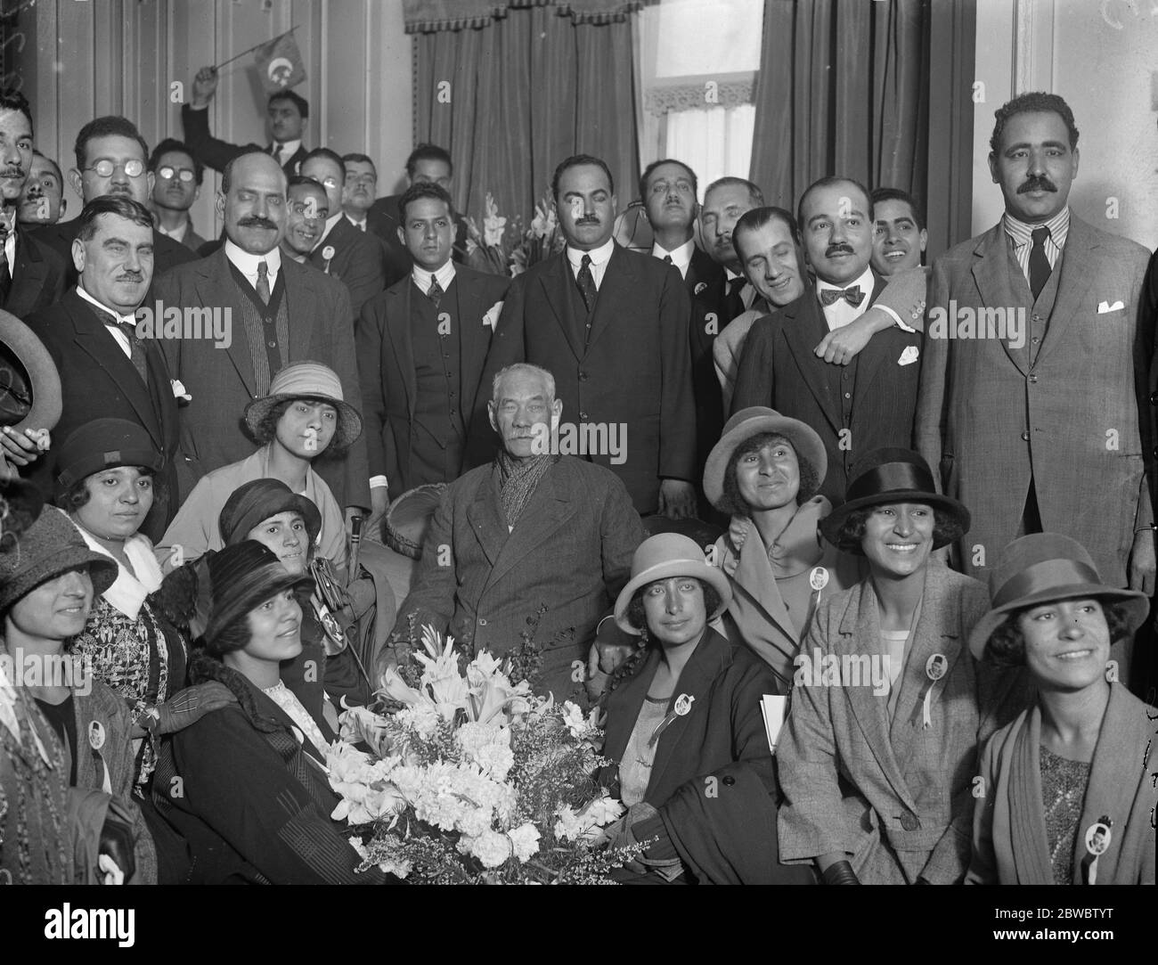 A floral tribute for Egyptian Premier at his hotel Zaghlul Pasha, the Egyptian premier , surrounded by admirers at Claridge ' s Hotel , immediately after his arrival 23 September 1924 Stock Photo