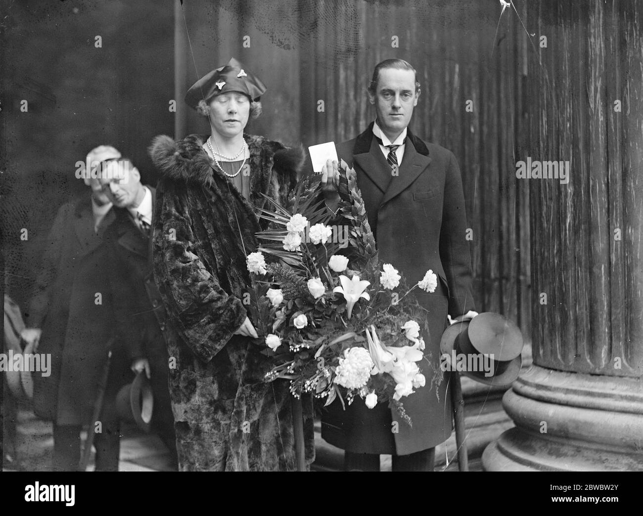 Navy league wreat laid on Nelson ' s tomb in St Paul ' s Cathedral by Marchioness of Linlithgow The Marquish and Marchioness of Linlithgow arriving at St Paul ' s with the wreath 21 October 1925 Stock Photo