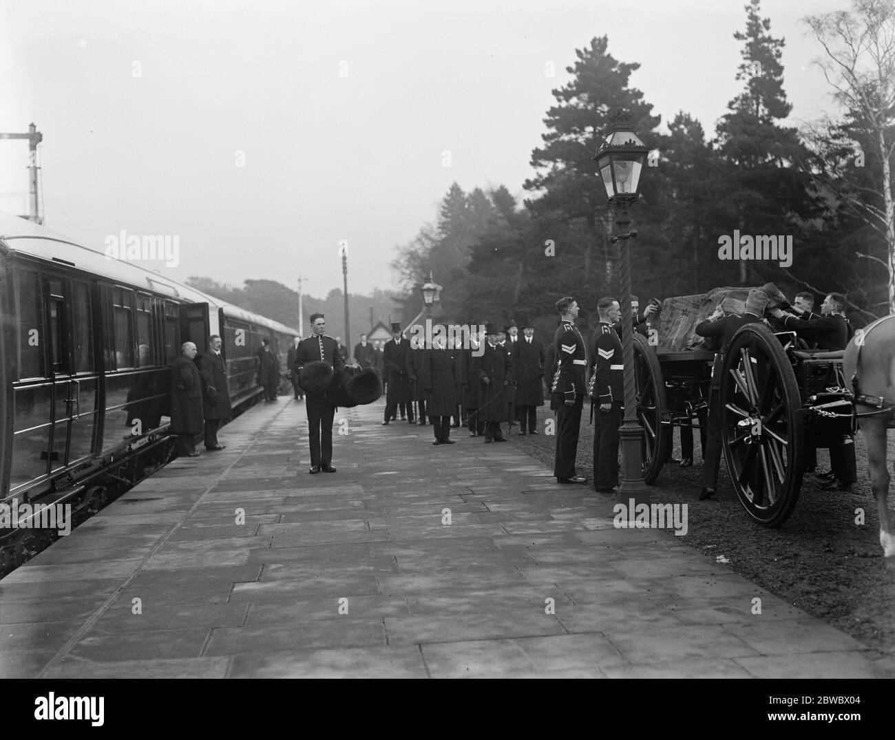 Queen Alexandra ' s funeral at Sandringham . The arrival of the cortege at Wolferton Station . 26 November 1925 Stock Photo