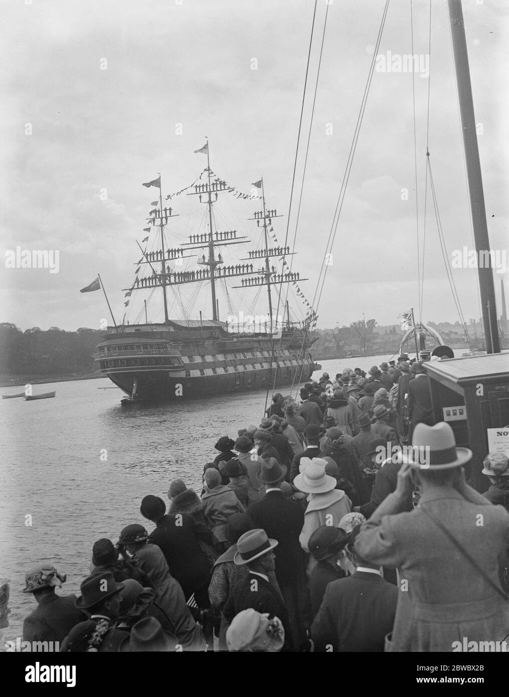 Prize day on HMS  Worcester  . The  Worcester  dress ship , showing relatives on the  Golden Eagle  approaching . 31 July 1924 Stock Photo