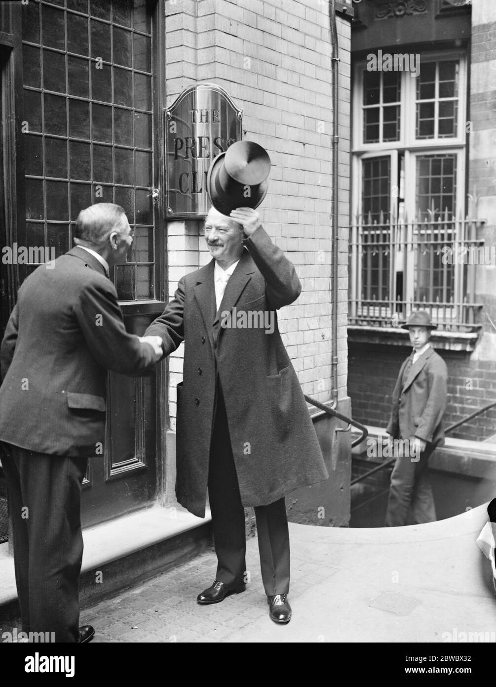 Paderewski at the Press Club . M Paderewski , the famous pianist , was the guest of honour at a London Press Club luncheon on monday . M Paderewski arriving . 13 July 1925 Stock Photo