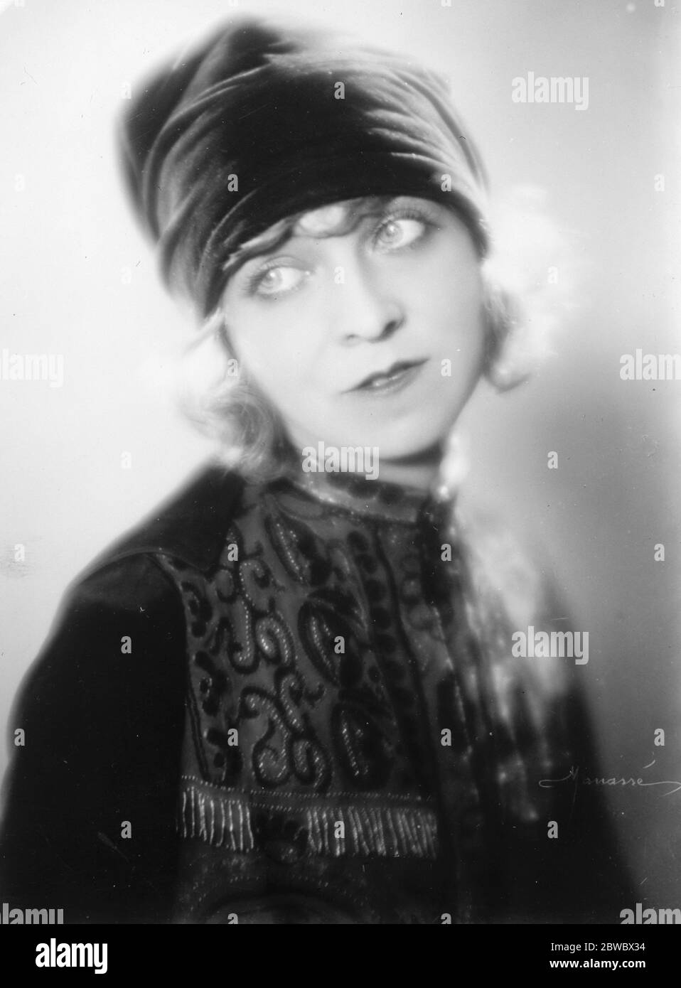 Senorita Margaret Duvinage , only daughter of the Chilean nitrate king , who has signed a contract to star in a film dealing with modern life in the Chilean capital . 17 December 1926 Stock Photo