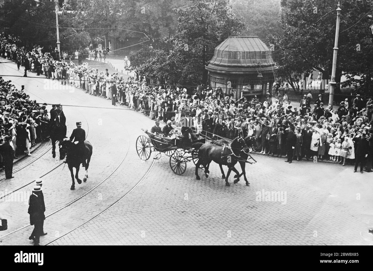 Roald Amundsen ' s arrival in Oslo Roald Amundsen and Lincoln Ellsworth drive to the Royal palace 7 July 1925 Stock Photo