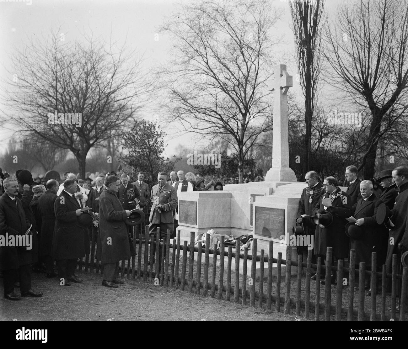 The R38 Memorial unveiled in hull Western Cemetery . Vice Air Marshal Sir A V Vyvyan , who unveiled the memorial , speaking after the ceremony . By his side in Naval uniform is seen Capt Hussey , American Naval Air Attache , who represented the United States . 11 April 1924 Stock Photo