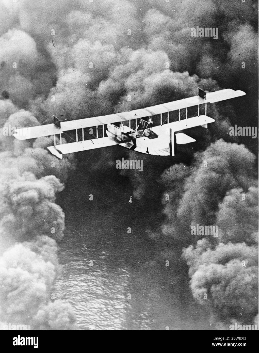 Flying through a smoke screen . The F5L , a seaplane , flying through a smoke screen , with the battle fleet off the coast , during the Pacific Fleet manoeuvres . 11 December 1926 Stock Photo