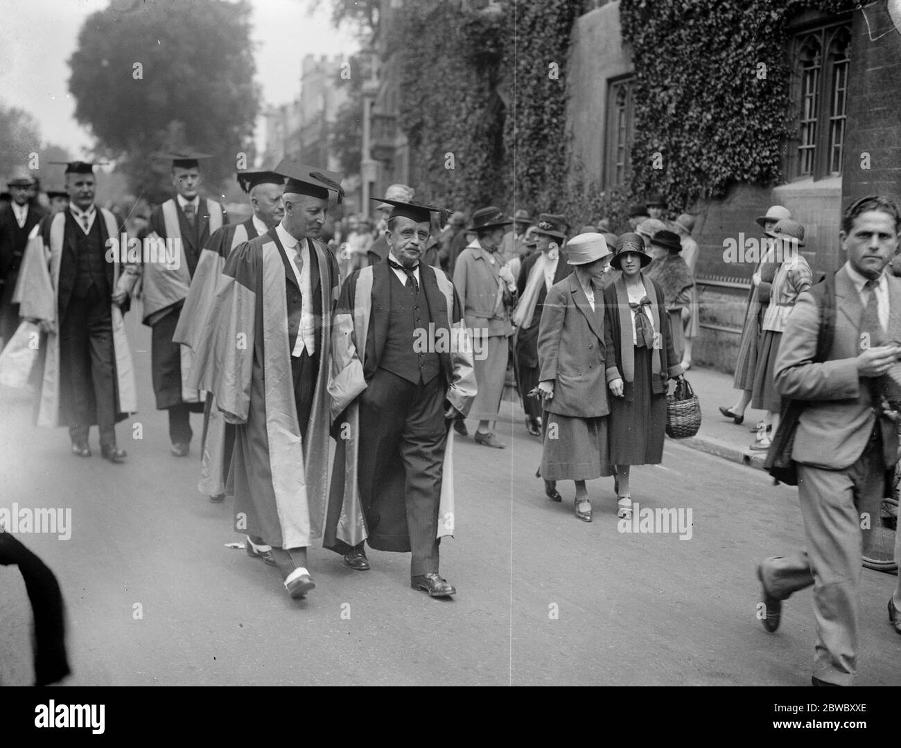 Notable degree ceremony at Oxford . Sir Henry Newbolt and Sir James Barrie ( right ) in their robes . 23 June 1926 Stock Photo