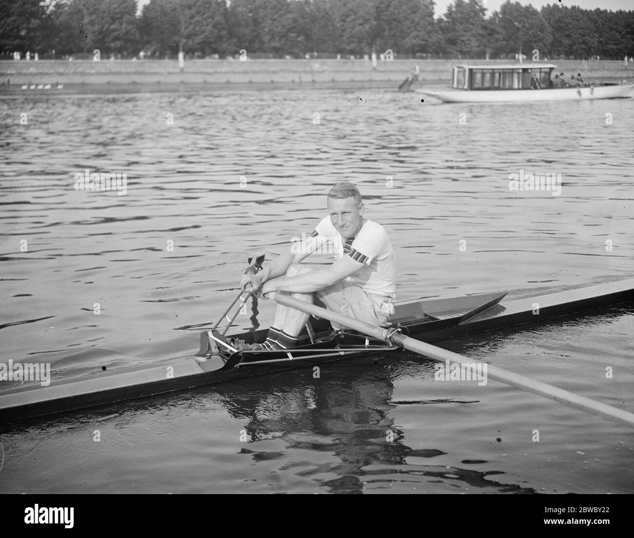 English and American scullers meet in contest on Thames Mr J Beresford , Junr , rowed Mr W M Hoover for the Philadelphia Gold Cup . The race took place from Putney to Harrods 13 July 1925 Stock Photo