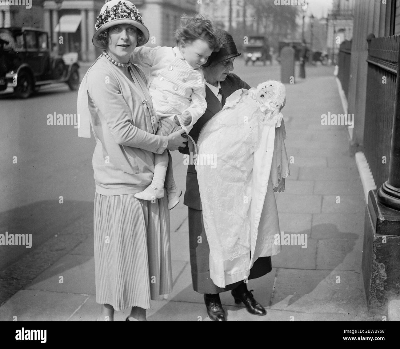 Infant son of Lord and Lady Fairfax christened at St James 's , Piccadilly . Lady Fairfax lifts up her eldest son to see his baby brother . 14 May 1925 Stock Photo