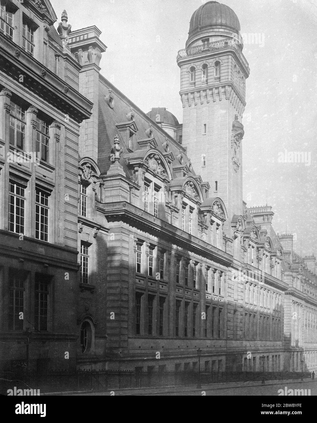 Sorbonne law school closed closed as sequel to students riots The Sorbonne law school , Paris , which has been closed until further order as a sequel to the injuries inflicted on 70 policemen by students demonstrating against the appointment of a professor 1 April 1925 Stock Photo