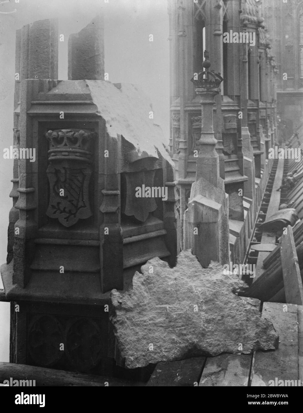 Decay and the preservation of the stonework of the Houses of Parliament . Anstone Stone Shaft and iron crown above the parapet wall in the second bay from the VIctoria lower on the South Front , illustrating the dangerous character of fractured stonework due to the development of vents . 23 November 1925 Stock Photo