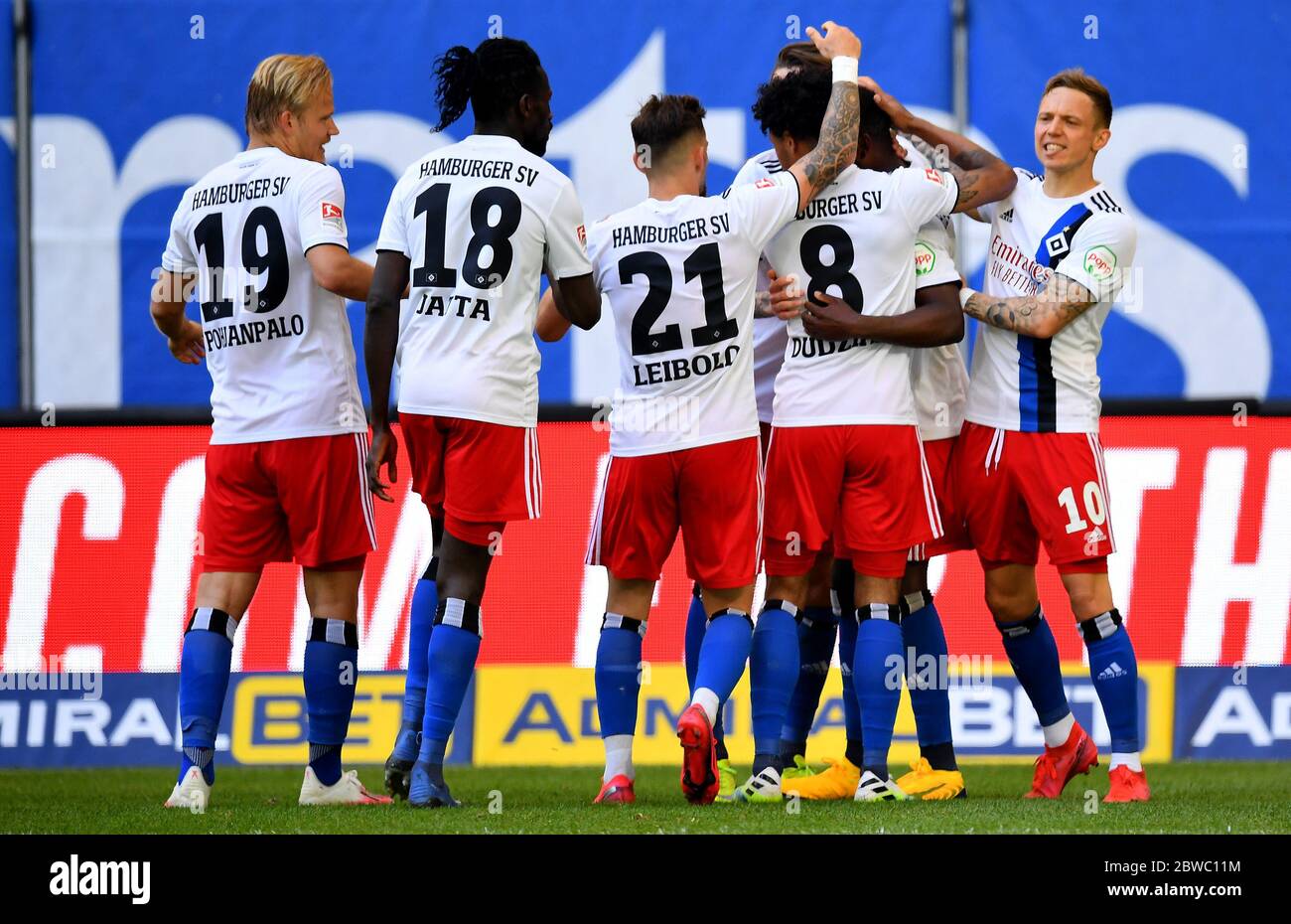 31 May 2020, Baden-Wuerttemberg, Karlsruhe: Football 2nd Bundesliga, 29th  matchday, Hamburger SV - SV Wehen Wiesbaden in the Volksparkstadion. David  Kinsombi (undercover) of Hamburger SV cheers his goal for the 3:2 with