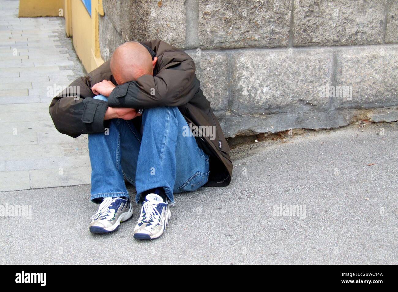 Verzweifelter Mann sitzt auf der Strasse, Bettler, Arbeitsloser, Ruiniert, Obdachloser, MR: Yes Stock Photo