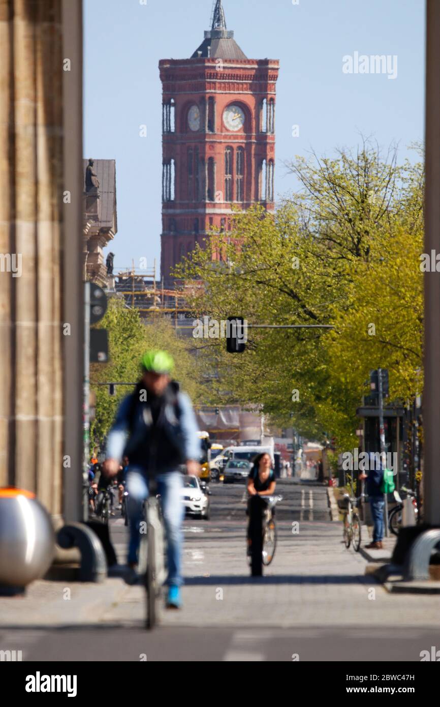 der fast menschenleere Boulevard Unter den Linden in Zeiten der Coronavirus-Epidemie, 2. April 2020, Berlin/ the almost idle and empty boulevard stree Stock Photo