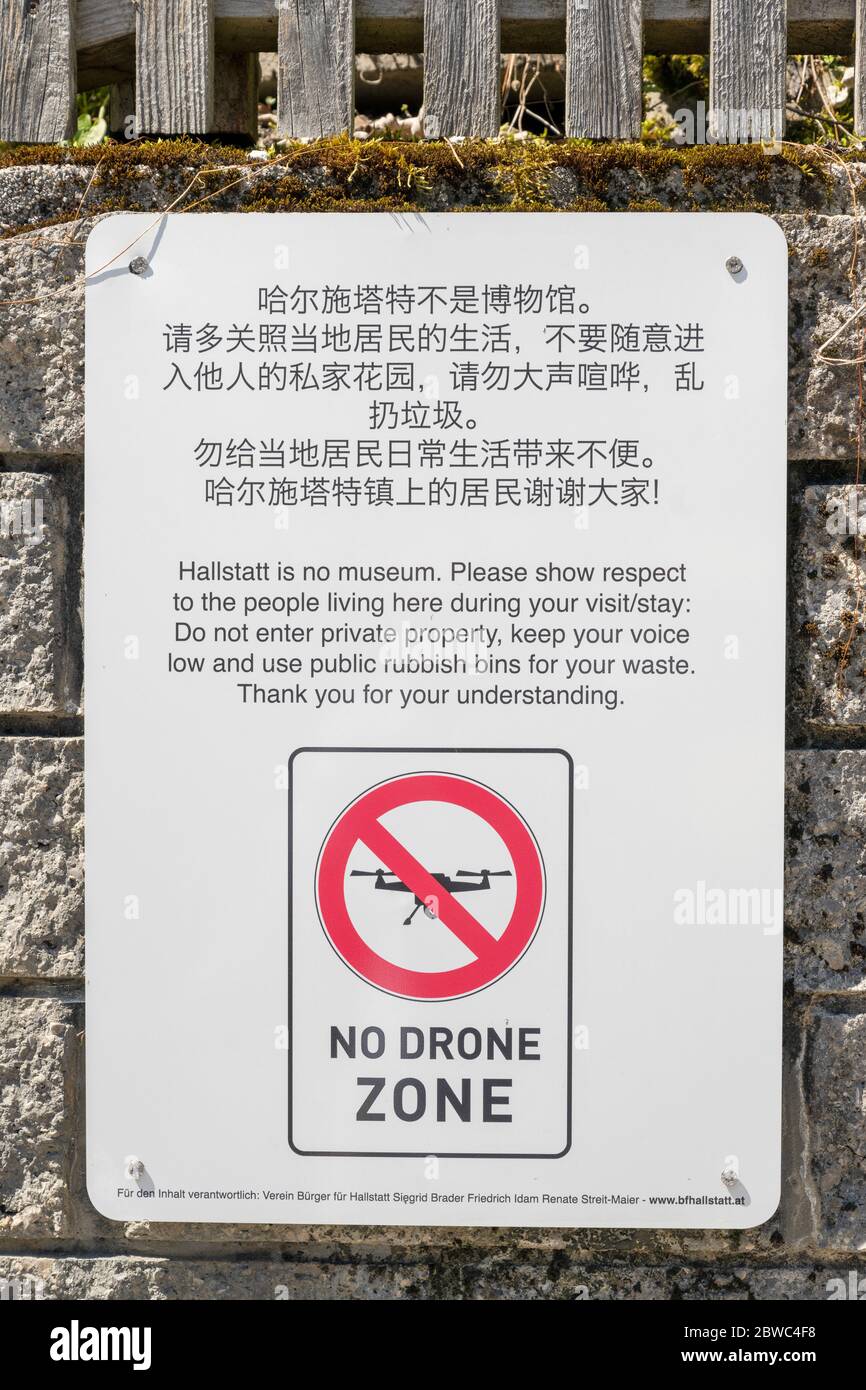 Österreich, Oberösterreich, Hallstatt, Verbotsschild. Drohnenflugverbot, auch in asiatischer Schrift. Stock Photo