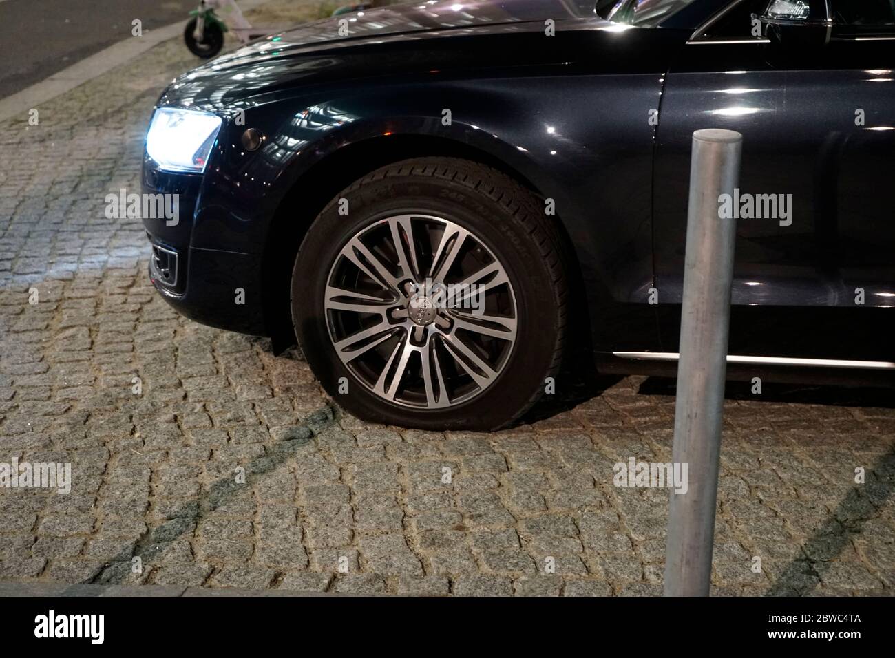 Platten an Fahrzeug Nr. 2 vorne, zwei Audi Limousinen, die die Autokolonne  der Bundeskanzlerin darstellen, bei geanuerem Hinsehen, haben BEIDE FAHRZEU  Stock Photo - Alamy