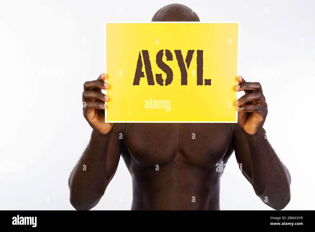 Dunkelhaeutiger Mann mit Schild vor dem Gesicht, Migrant, Migration, Auslaender, Asyl, Asylant, Schwarz, Schwarzer, Fremder, Stock Photo