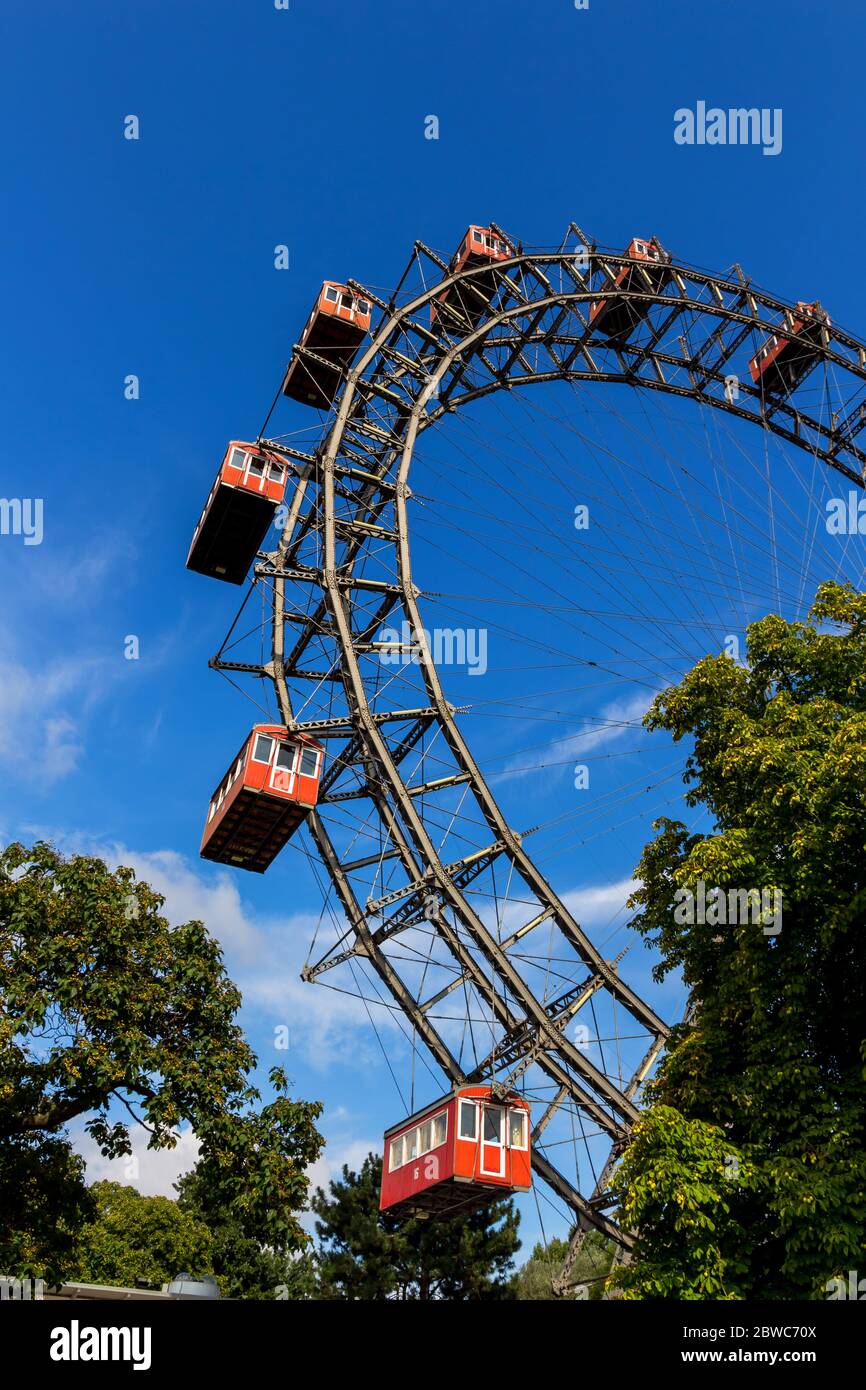 Eines der Wahrzeichen von Wien in Oesterreich ist das Riesenrad im Prater Stock Photo