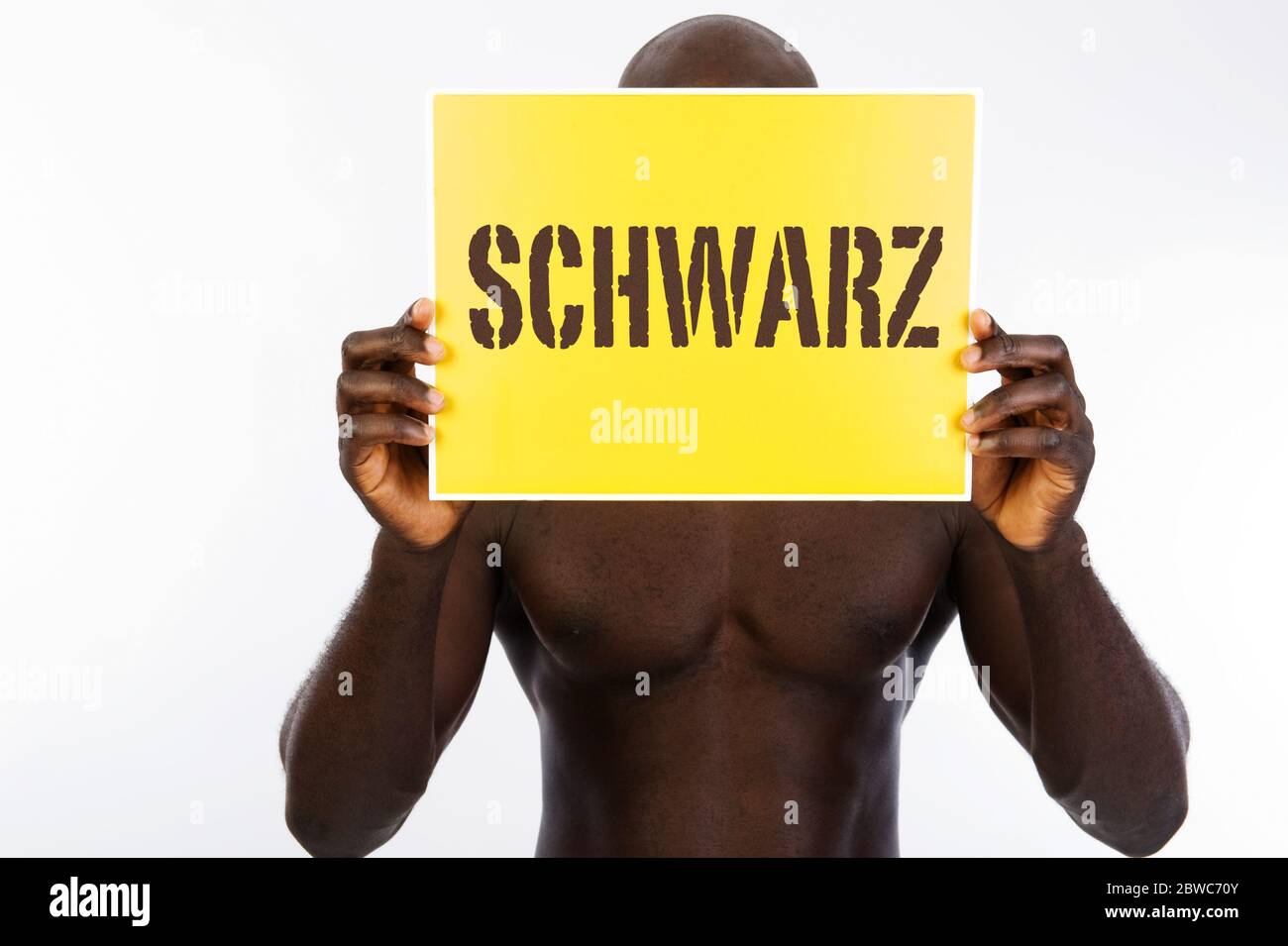 Schwarzer Dunkelhaeutiger Mann mit Schild vor dem Gesicht, Migrant, Migration ...