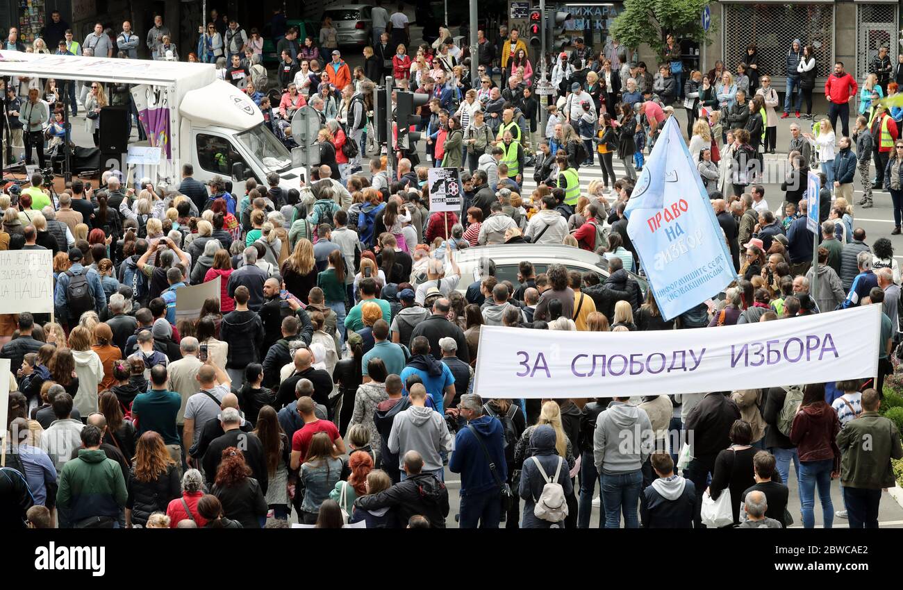 Belgrade, Serbia. 31 May 2020. Anti vaccination activists hold a banner reading in Serbian 'For freedom of choice' during a protest in Belgrade. People who do not support mandatory vaccination of children, call for a change of the legislation and allow the admission of unvaccinated children to schools. Stock Photo