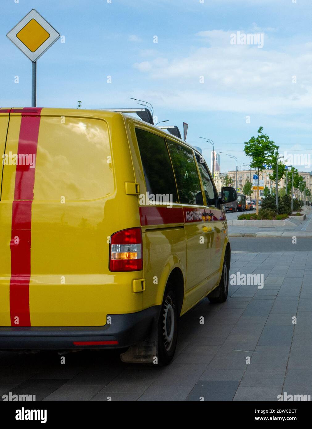 Car emergency gas service on a busy street in the center of Moscow