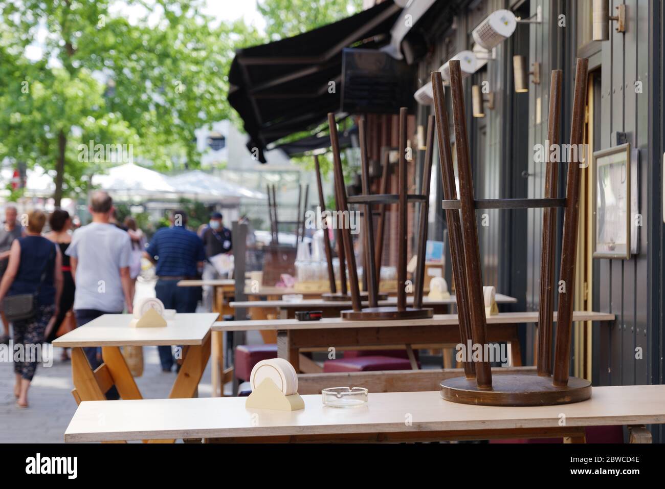 Lay the outside table hi-res stock photography and images - Alamy