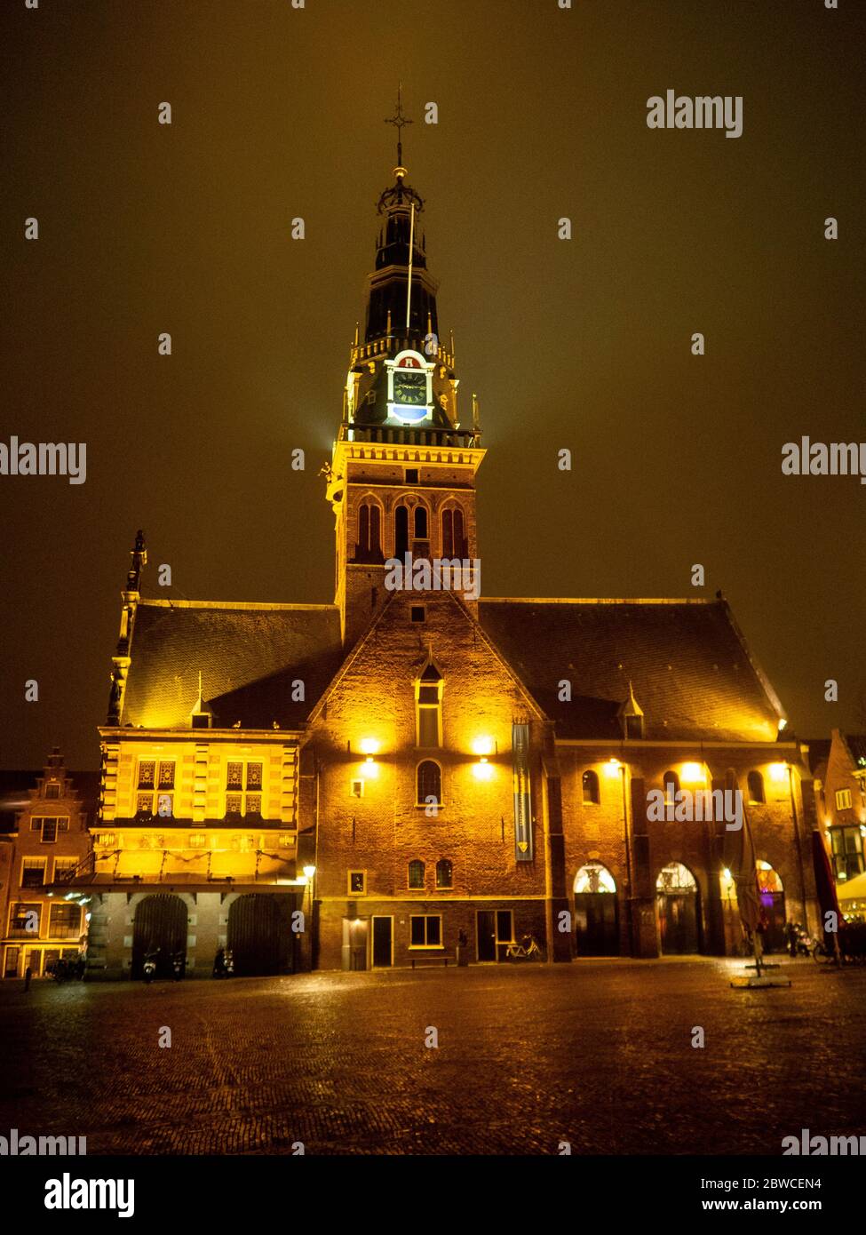 Alkmaar Wagplein and Hollands Kaasmuseum at night Stock Photo