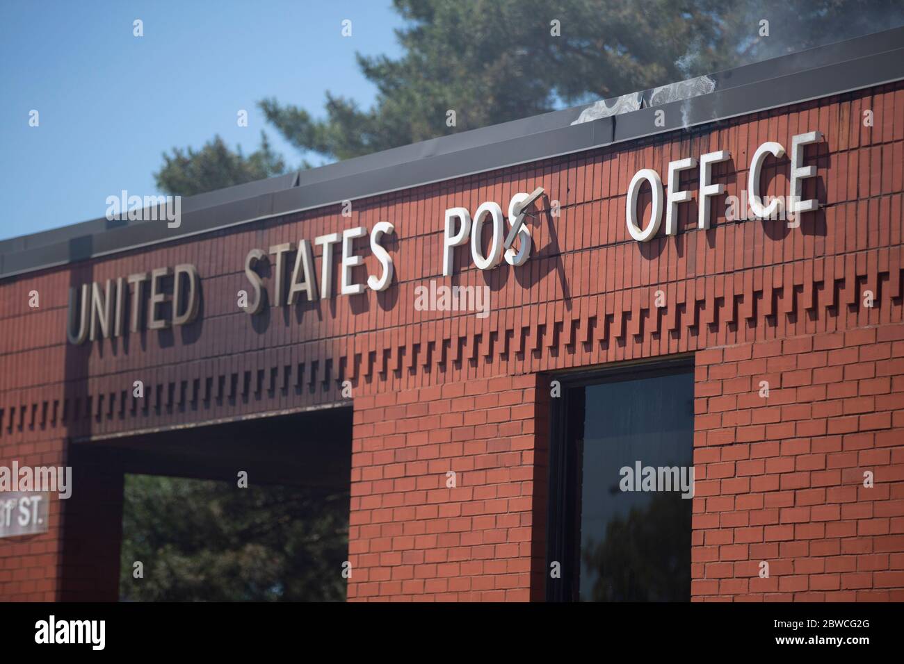 Minneapolis, Minnesota, USA. 30th May, 2020. Nearly falling off the building, the t in 'post office' nearly fell off during a fire started by a riot in Minneapolis, Minnesota over the police killing of George Floyd. Credit: Chris Juhn/ZUMA Wire/Alamy Live News Stock Photo