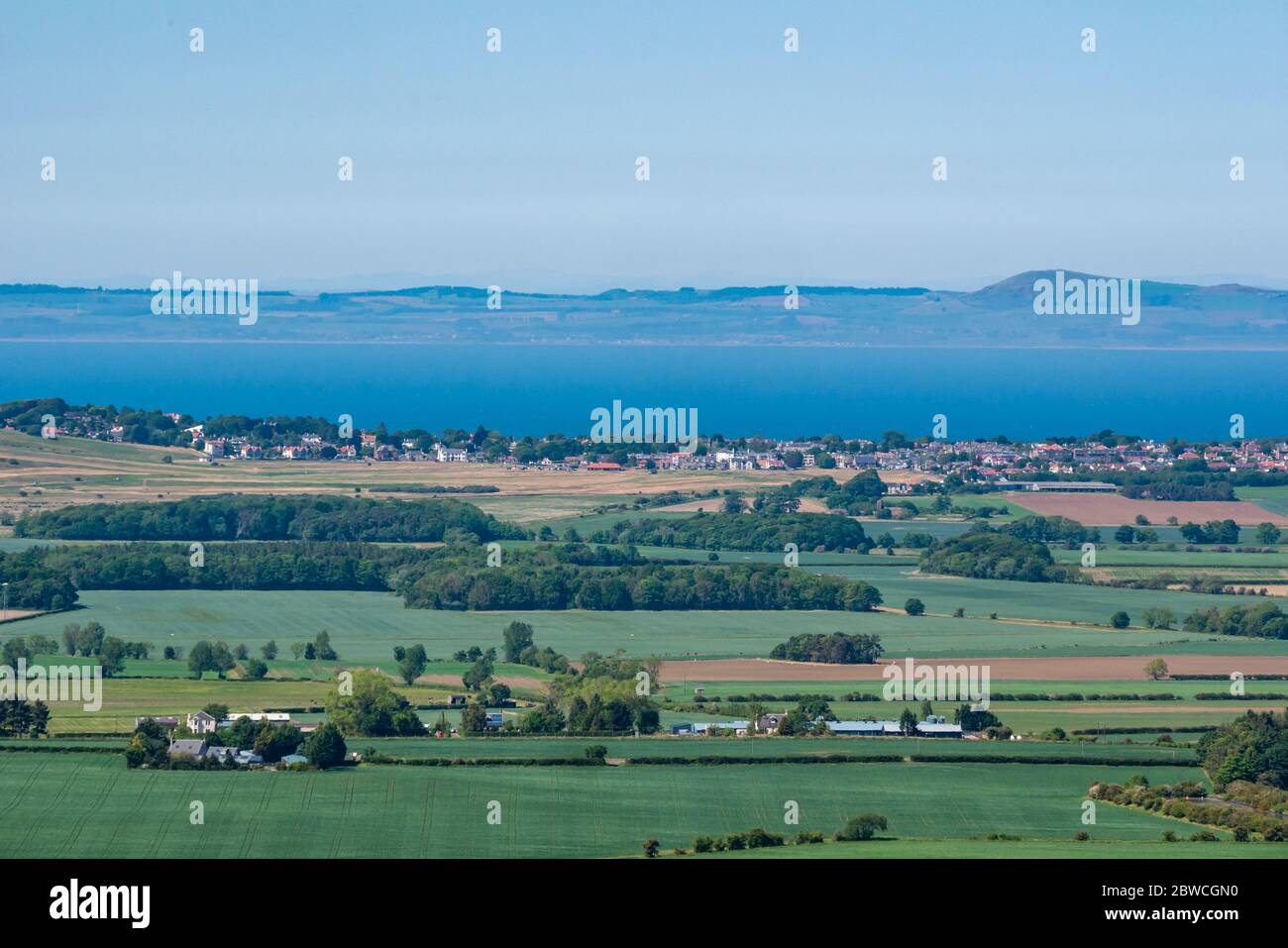 East Lothian, Scotland, United Kingdom, 31st May 2020. UK Weather: more warm weather across the county with hazy sunshine. A view towards Gullane and the Firth of Forth Stock Photo