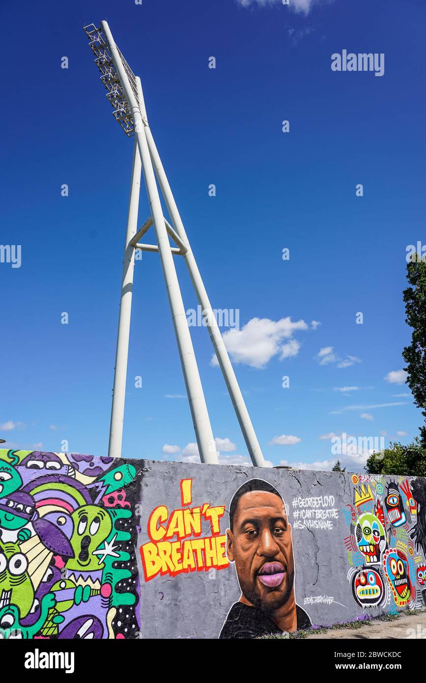 May 30th, 2020, Berlin, a new graffiti by EME Freethinker on a wall in Mauerpark in Berlin, Prenzlauer Berg, showing the dead black George Floyd from Minneapolis/USA with his quote 'I can t breathe'. | usage worldwide Stock Photo