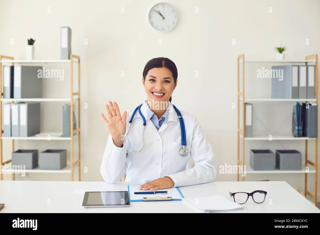 Hispanic female doctor hi-res stock photography and images - Alamy