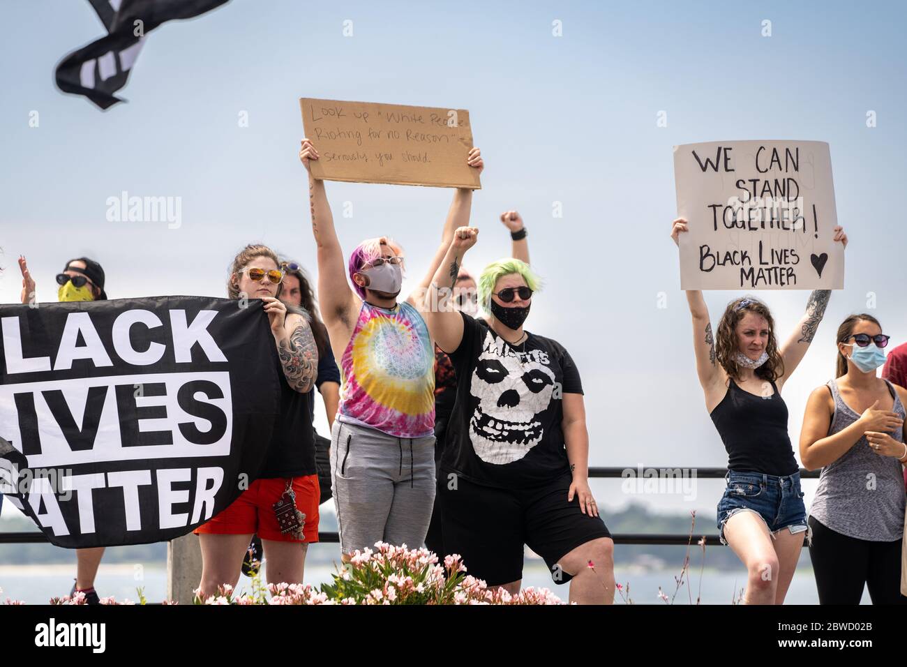 Charleston, United States. 31st May, 2020. Protesters hold signs and chant during a demonstration over the death of George Floyd, along the historic Battery May 31, 2020 in Charleston, South Carolina. Floyd was choked to death by police in Minneapolis resulting in protests sweeping across the nation. Credit: Richard Ellis/Alamy Live News Stock Photo