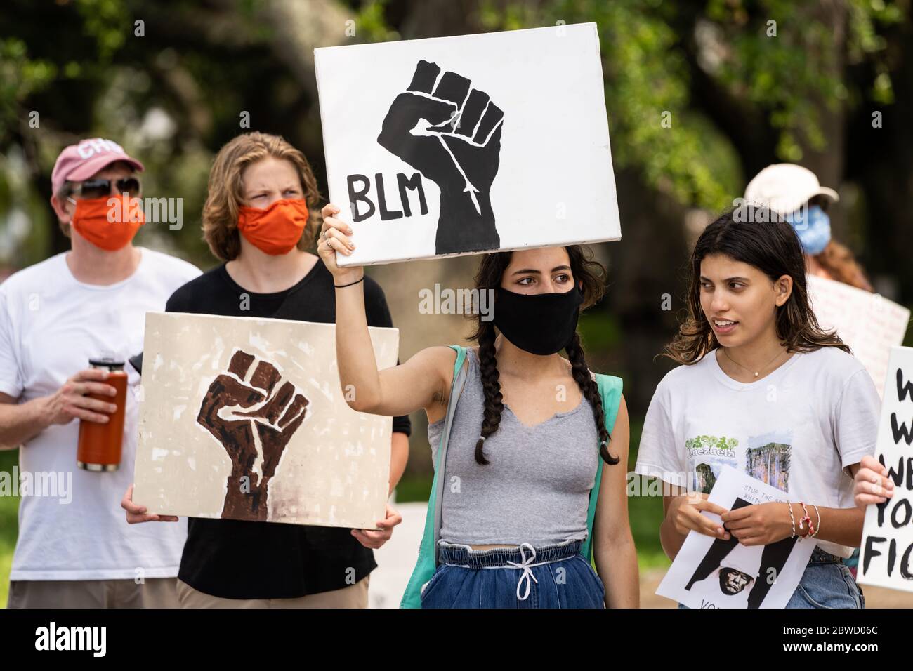 Charleston, United States. 31st May, 2020. Protesters hold signs and chant during a demonstration over the death of George Floyd, along the historic Battery May 31, 2020 in Charleston, South Carolina. Floyd was choked to death by police in Minneapolis resulting in protests sweeping across the nation. Credit: Richard Ellis/Alamy Live News Stock Photo