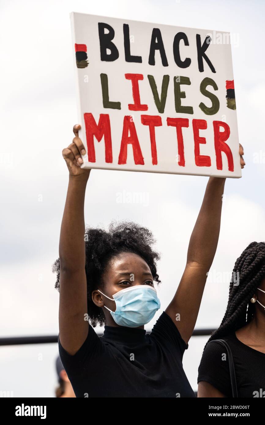 Charleston, United States. 31st May, 2020. Protesters hold signs and chant during a demonstration over the death of George Floyd, along the historic Battery May 31, 2020 in Charleston, South Carolina. Floyd was choked to death by police in Minneapolis resulting in protests sweeping across the nation. Credit: Richard Ellis/Alamy Live News Stock Photo