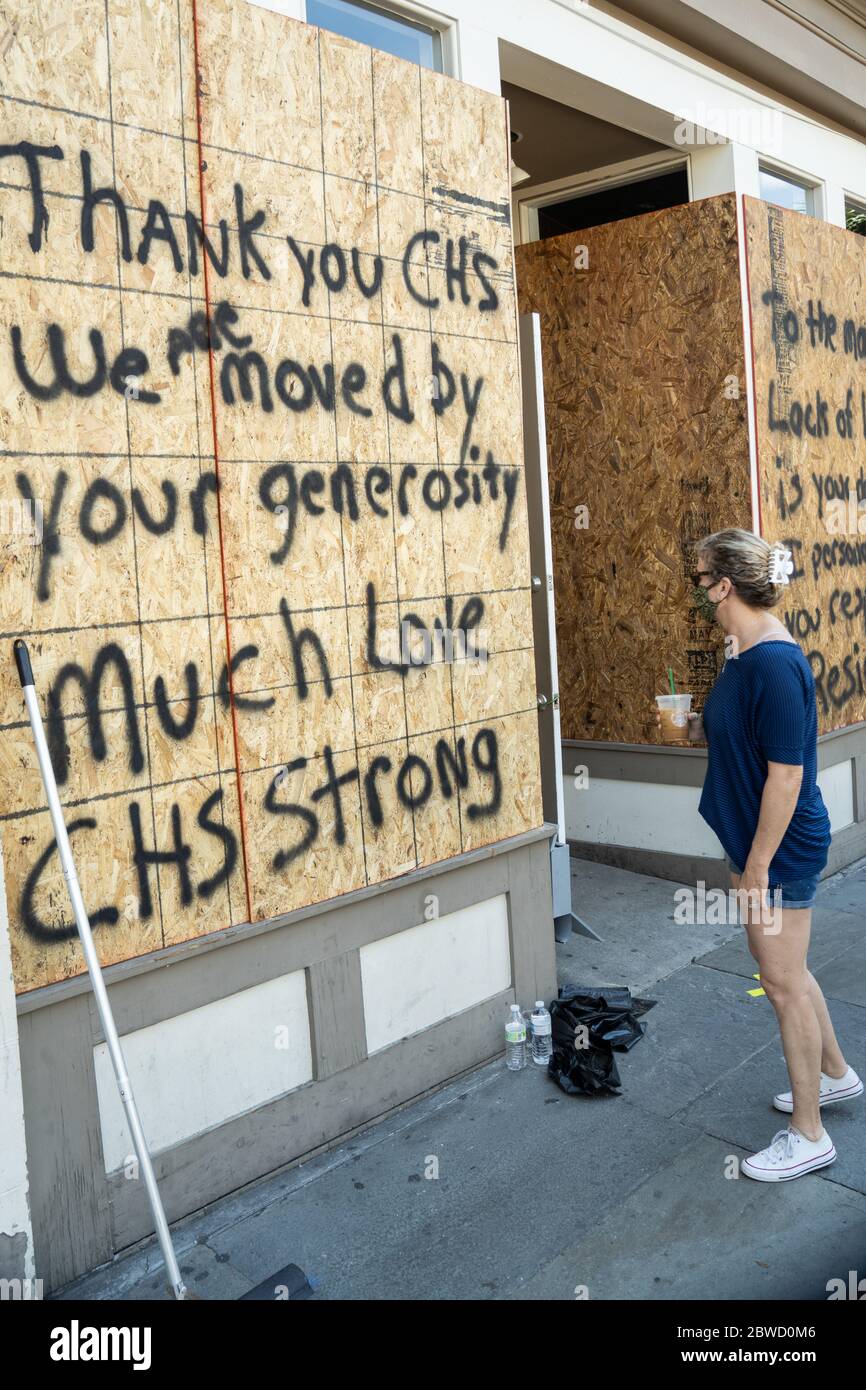 Charleston, United States. 31st May, 2020. A shop owner painted a message thanking volunteers on the boarded up store front along the King Street shopping district after a protest over the death of George Floyd, turned violent and destructive May 31, 2020 in Charleston, South Carolina. Floyd was choked to death by police in Minneapolis resulting in protests sweeping across the nation. Credit: Richard Ellis/Alamy Live News Stock Photo