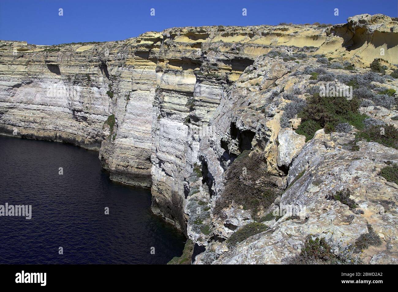Malta Gozo Coastal cliffs in Dwejra Bay. Küstenklippen in Dwejra Bay.  Acantilados costeros en la bahía de Dwejra. Nadmorskie klify 馬耳他，戈佐島，在德韋拉灣的沿海懸崖 Stock Photo