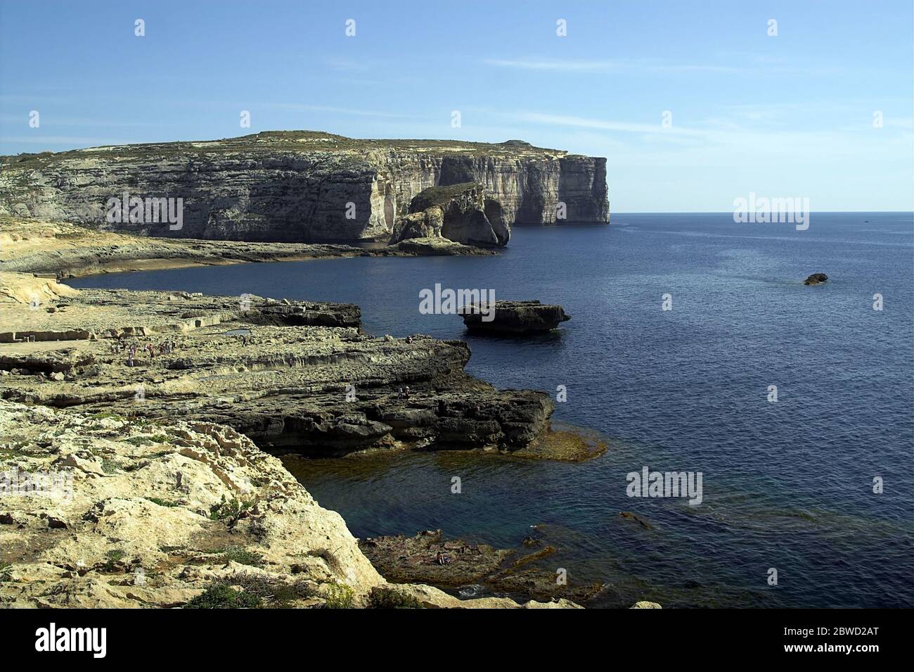 Malta Gozo Coastal cliffs in Dwejra Bay. Küstenklippen in Dwejra Bay.  Acantilados costeros en la bahía de Dwejra. Nadmorskie klify 馬耳他，戈佐島，在德韋拉灣的沿海懸崖 Stock Photo