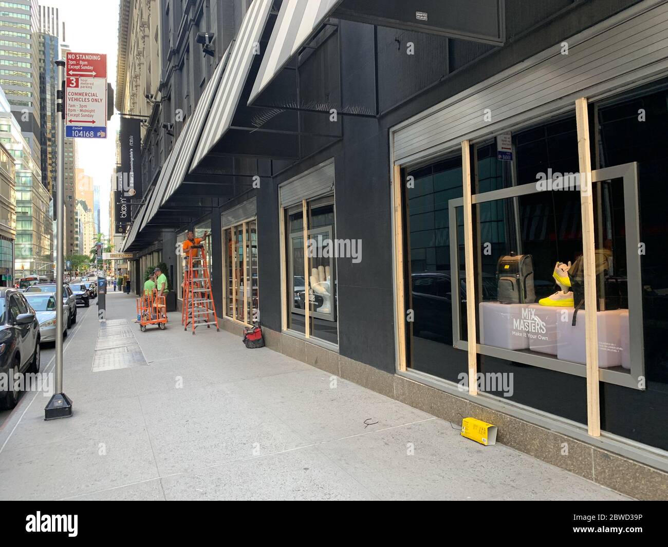 New York, New York, USA. 31st May, 2020. (NEW) Stores are covering up with woods against protests . May 31, 2020, New York, USA: As the protests in favor of George Floyd continue in new York with their riots, destructions and looting some stores are now covering up with woods to prevent protesters from entering.Credit: Niyi Fote /Thenews2. Credit: Niyi Fote/TheNEWS2/ZUMA Wire/Alamy Live News Stock Photo