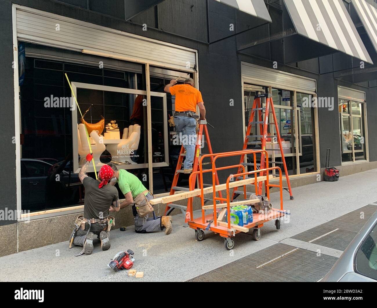 New York, New York, USA. 31st May, 2020. (NEW) Stores are covering up with woods against protests . May 31, 2020, New York, USA: As the protests in favor of George Floyd continue in new York with their riots, destructions and looting some stores are now covering up with woods to prevent protesters from entering.Credit: Niyi Fote /Thenews2. Credit: Niyi Fote/TheNEWS2/ZUMA Wire/Alamy Live News Stock Photo