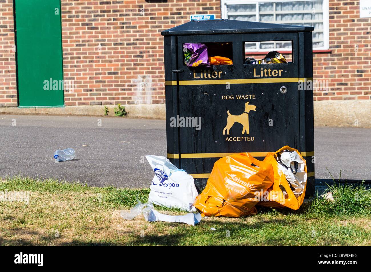 Overflowing bins in London park during hot summer days Stock Photo