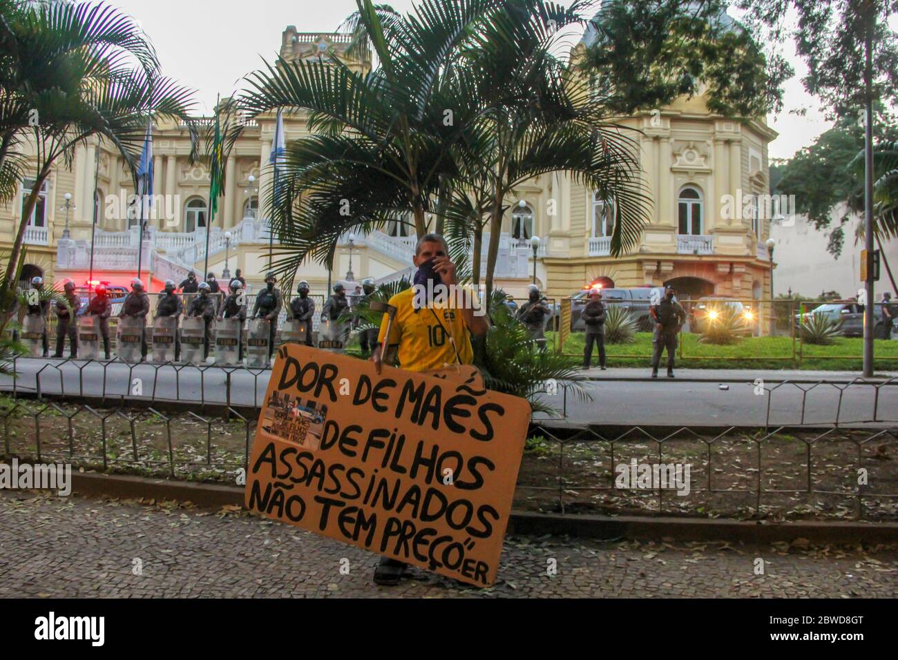 May 31, 2020, Rio De Janeiro, Rio de Janeiro, Brasil: (INT) Protest in Rio de Janeiro against Police violence. May 31, 2020, Rio de Janeiro, Brazil:Protesters carry out a peaceful act against violence and police operations in the communities of Rio de Janeiro, in front of the Guanabara Palace, headquarters of the government of Rio de Janeiro, in Laranjeiras, south of Rio, this Sunday. Many took signs and banners referring to the deaths of black people in the city, in the wake of demonstrations around the world after the death of American George Floyd, 46-year-old black man who was asphyxiated Stock Photo